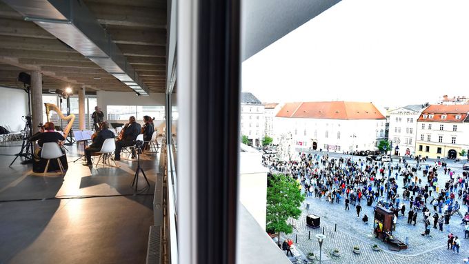 Violoncellisté z Filharmonie Brno hráli uvnitř tržnice na Zelném trhu.