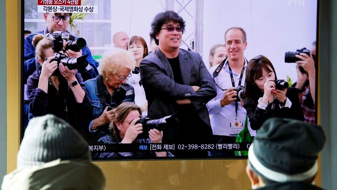 Jihokorejci v televizi sledují svého oscarového vítěze, režiséra Pon Džun-hoa.