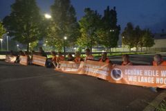 Autosalon v Mnichově pozval klimatické aktivisty. Ti zablokovali zavřenou továrnu BMW