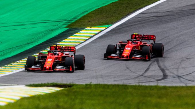 Ferrari v Sao Paulu štěstí nepřálo. Za nulový bodový zisk mohou - každý svým dílem - oba piloti.