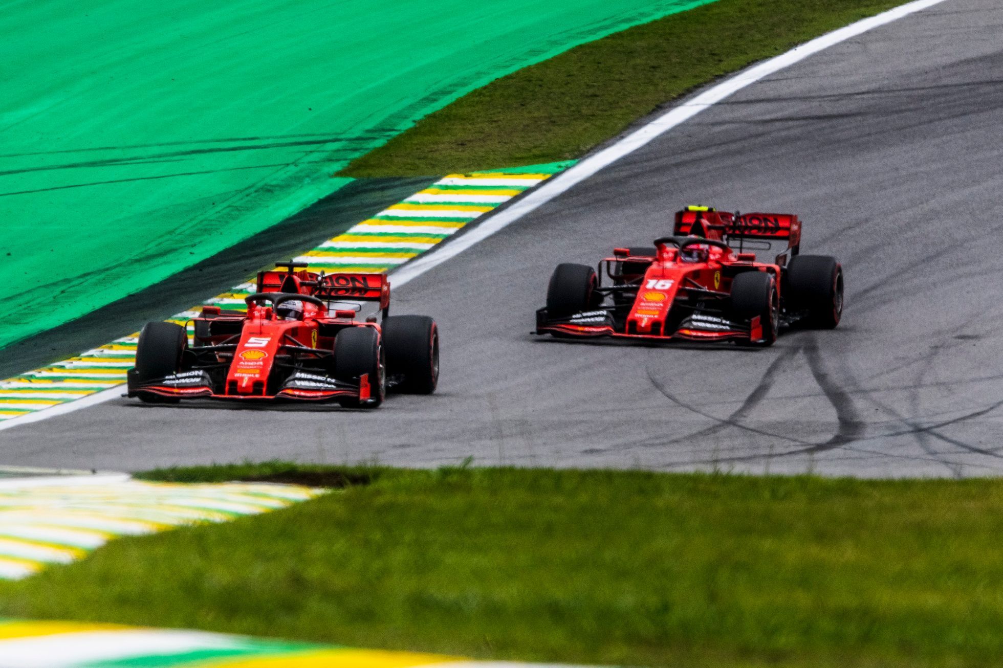 Piloti Ferrari Sebastian Vetttel a Charles Leclerc na tratí VC Brazílie formule 1 2019