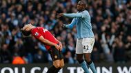 Zatímco Yaya Touré se radoval z prvního gólu City v manchesterském derby s United, jeho soupeř v rudém dresu byl opravdu zděšen.