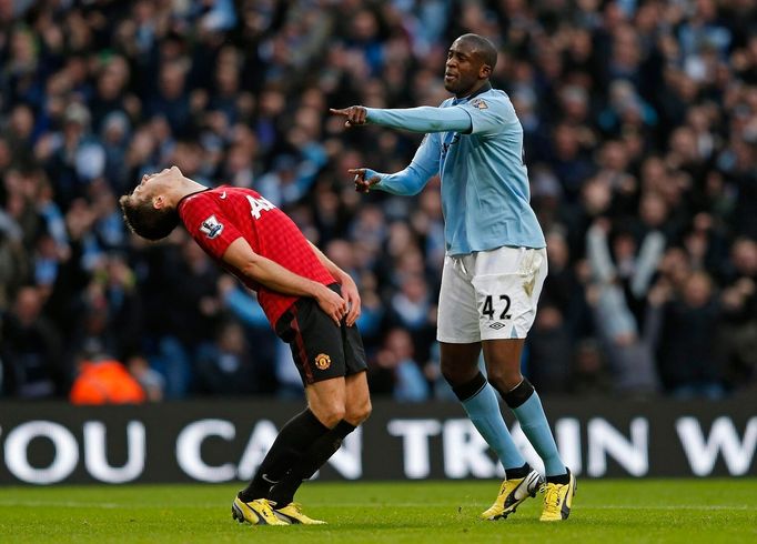 Zatímco Yaya Touré se radoval z prvního gólu City v manchesterském derby s United, jeho soupeř v rudém dresu byl opravdu zděšen.