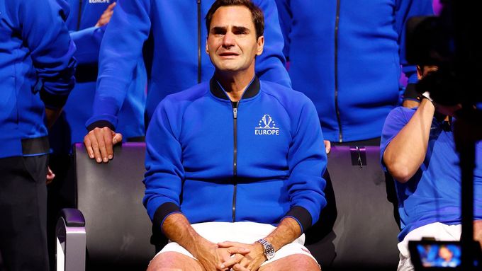 Roger Federer loni v září během loučení s kariérou.