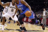 Kawhi Leonard ze San Antonia brání Kevina Duranta. Ani Durantových 31 bodů nepomohlo týmu Oklahoma City Thunder k úspěchu.