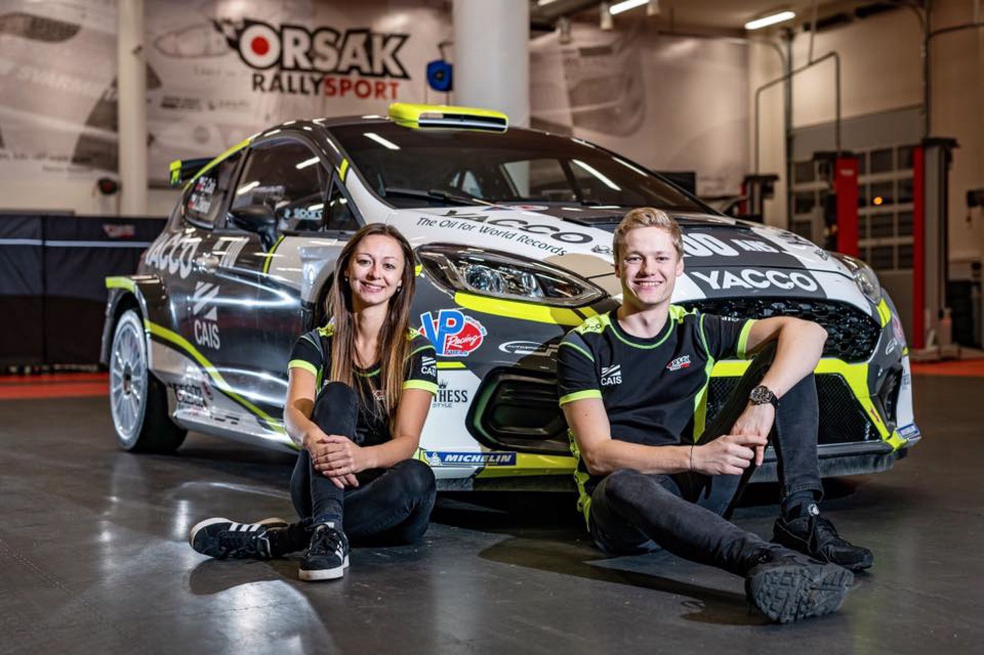 Navigátorka Jindřiška Žáková a jedzec Erik Cais pózují u Ford Fiesta Rally2