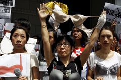 Ňadra nejsou zbraň, protestovaly dvě stovky lidí v Hongkongu