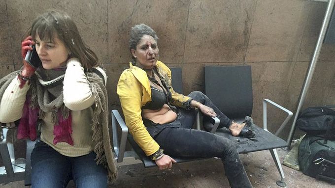 Snímek otřesené ženy, symbol útoků v Bruselu.