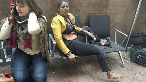 Zranění po teroristických útocích na letišti Zaventem v Bruselu.