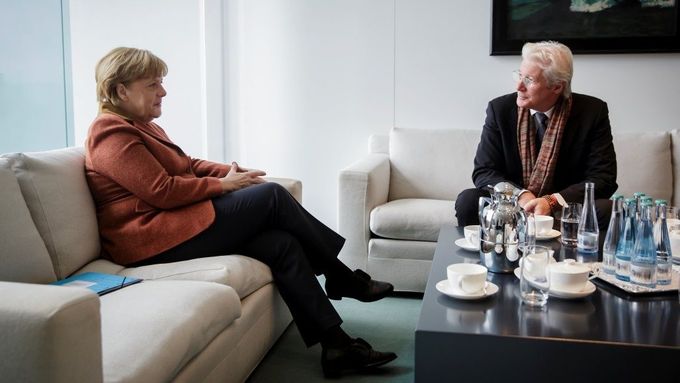 Americký herec Richard Gere se v den zahájení festivalu sešel s německou kancléřkou Angelou Merkelovou v jejím úřadě.