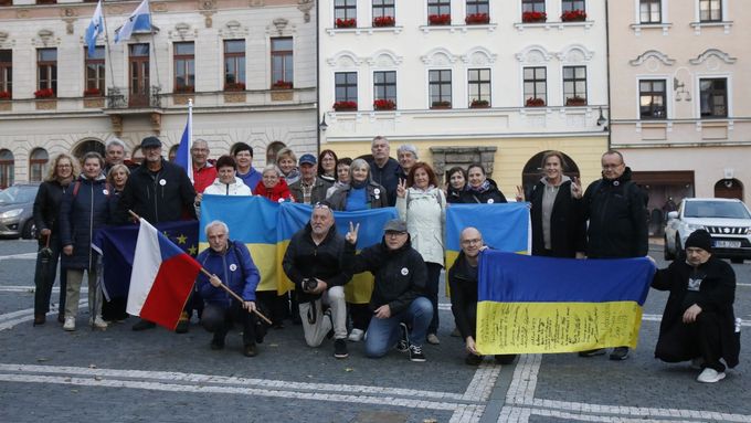 Aktuálně.cz se zeptalo každého účastníka setkání v České Lípě, proč chodí takto na náměstí hájit Ukrajinu a také demokratický vývoj v Česku.