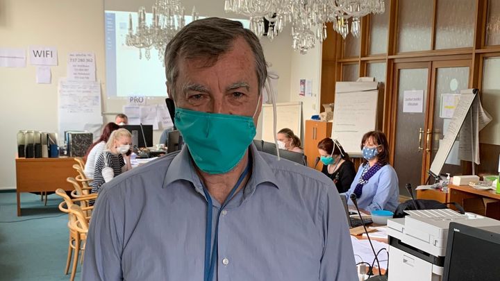 Odvádíme fantastickou práci, kritiku nečtu, říká šéf týmu shánějícího věci proti viru