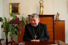 Zdanění náhrad církvím není z právního hlediska možné, kritizuje vládní návrh kardinál Duka