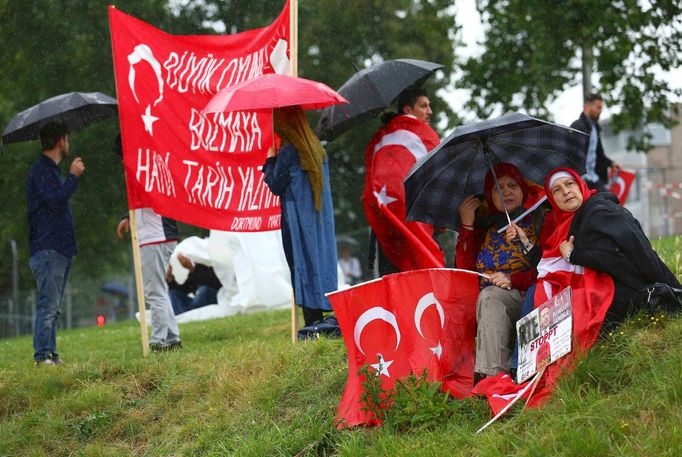 Demonstrace v Kolíně nad Rýnem na podporu tureckého prezidenta Recepa Erdogana