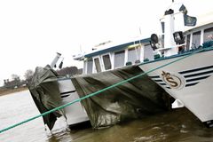 Výletní loď narazila do mostního pilíře v německém Duisburgu. 27 lidí se zranilo