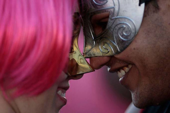 Pár tančící na škraboškovém bále během oslav "Karnevalu všech barev" ve městě Maragojipe v severovýchodní Brazílii, 21. února 2012. REUTERS/Ueslei Marcelino