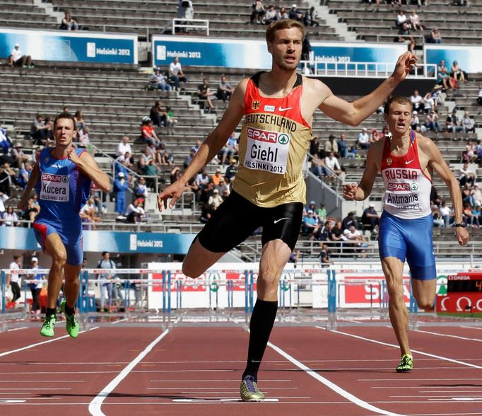 Němec Tobias Gehl finišuje v běhu na 400 metrů před Slovákem Martinem Kučerou (vlevo) a Rusem Vladimirem Artmanisem na Mistrovství Evropy v atletice 2012 v Helsinkách.