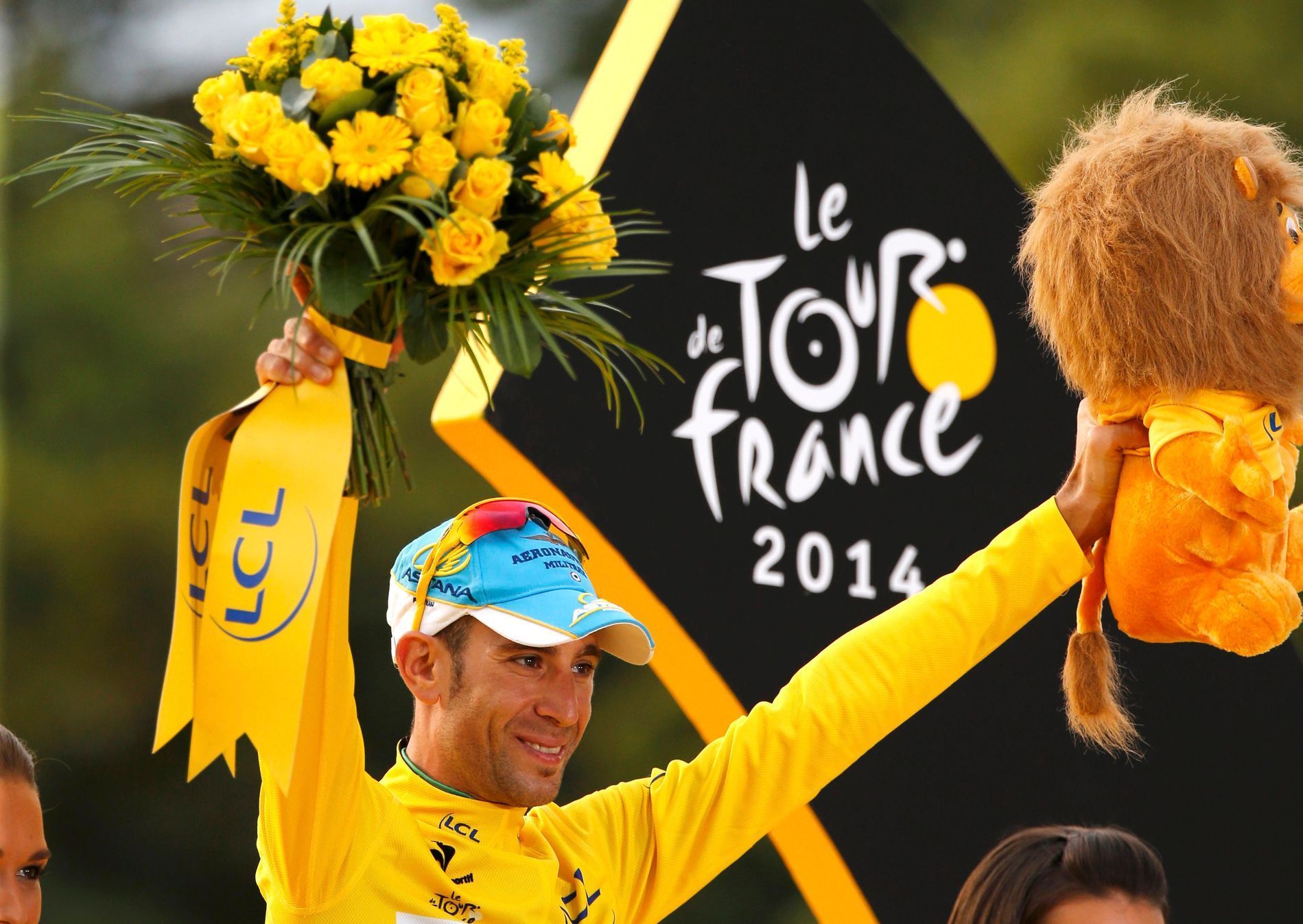 Vincenzo Nibali slaví vítězství na Tour de France 2014