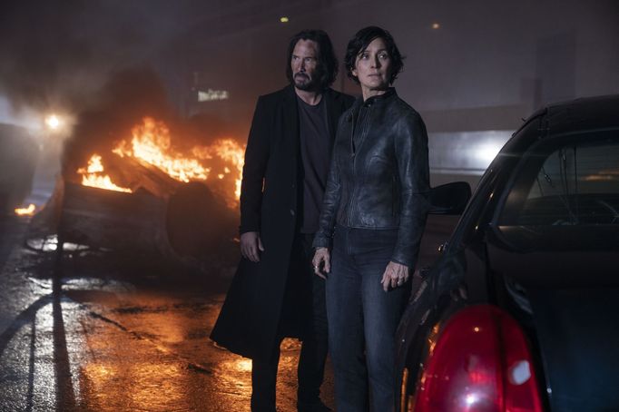 Keanu Reeves jako Neo a Carrie-Anne Mossová coby Trinity.