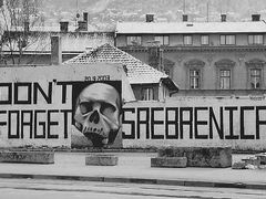 Na sarajevském předměstí pak čerstvá grafity připomínají, čím vším Bosna a Hercegovina prošla.