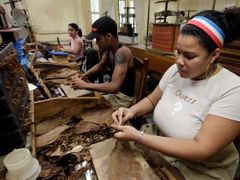 Kromě běžného obchodování na Kubě existuje i rozsáhlý černý trh s doutníky, který zásobují zaměstnanci továren.
