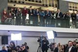 Lidé sledují vystoupení Andreje Babiše na tiskové konferenci.
