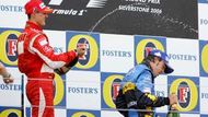 Michael Schumacher (vlevo) stříká šampaňským po Fernandovi Alonsovi.