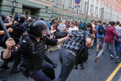 Rusové protestovali po celé zemi proti důchodové reformě, policie zadržela 800 lidí