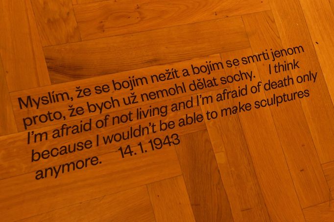 Na snímku z výstavy je citát Ladislava Zívra.