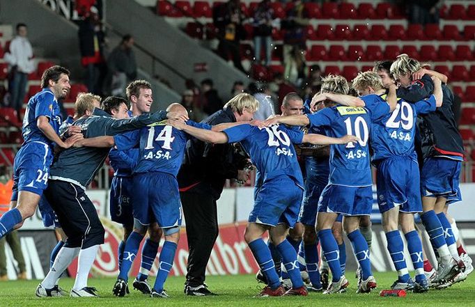 Hráči 1.FC Brno slaví výhru na trávníku AC Sparta Praha.