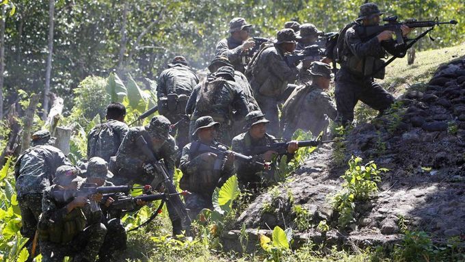 Filipínská armáda bojuje s teroristy napojené na Al-Káidu už řadu let.