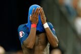 Oči pro pláč zbyly francouzským fotbalistům. Domácí ve finále Eura prohráli. Na snímku Paul Pogba. Podívejte se na fotky z finále.