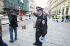 Policie ihned uzavírá okolí včetně rušné Národní třídy.