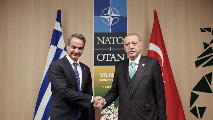 Řecký premiér Mitsotakis (vlevo) se během summitu NATO ve Vilniusu sešel s tureckým prezidentem Erdoganem.