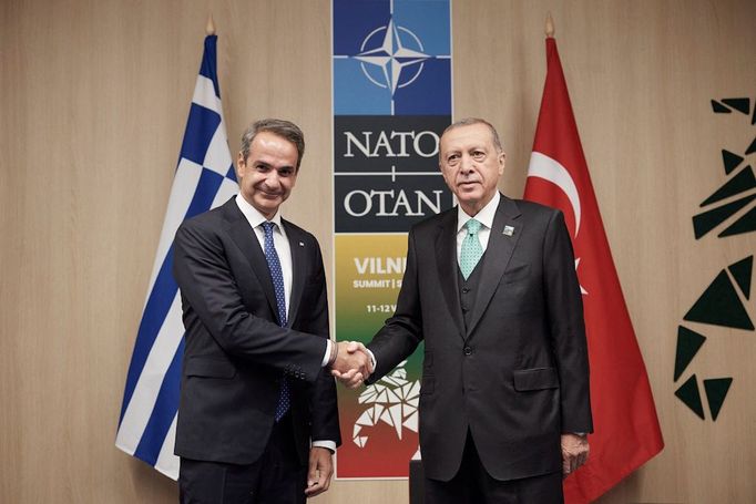 Řecký premiér Mitsotakis (vlevo) se během summitu NATO ve Vilniusu sešel s tureckým prezidentem Erdoganem.