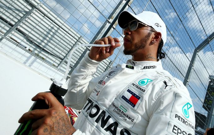 Lewis Hamilton po vítězství v kvalifikaci na VC Německa.