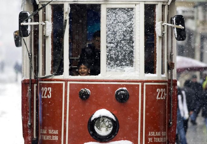 Jízda v zasněžené tramvaji po istanbulském náměstí Taksim může být pro malého chlapce zážitkem.