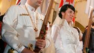Davit Bagrationi Mukhran, současná hlava gruzinské královské rodiny, a princezna Anna Bagrationi Gruzinsky při svatebním obřadu před katedrálou Svaté trojice v Tbilisi.