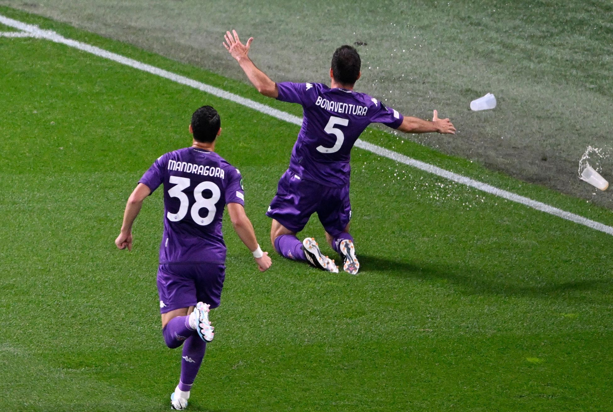 Hráči Fiorentiny slaví gól ve finále Konferenční ligy Fiorentina - West Ham