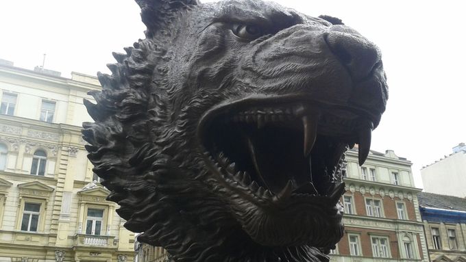 Tygr z Aj Wej-wejova Zvěrokruhu před Veletržním palácem v Praze.