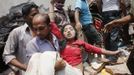 People rescue a garment worker who was trapped under the rubble of the collapsed Rana Plaza building in Savar, 30 km (19 miles) outside Dhaka April 24, 2013. The eight-storey block housing factories and a shopping centre collapsed on the outskirts of the Bangladeshi capital on Wednesday, killing more than 70 people and injuring hundreds, a government official said. REUTERS/Andrew Biraj (BANGLADESH - Tags: DISASTER BUSINESS) Published: Dub. 24, 2013, 8:34 dop.