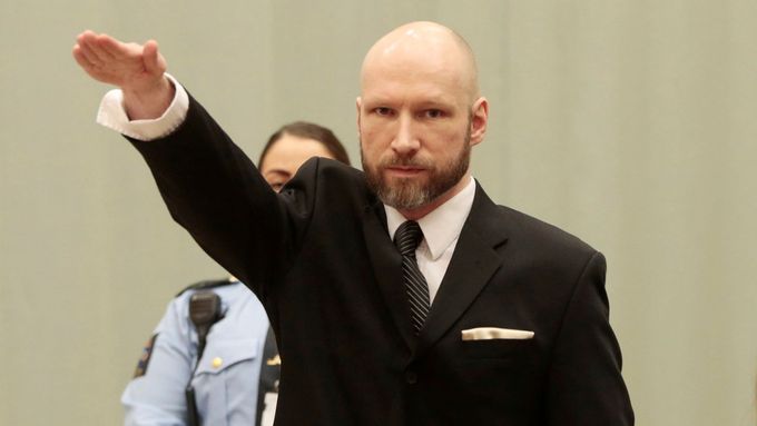 Norský masový vrah Anders Behring Breivik u soudu.