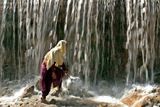 Žena, která přežila loňské zemětřesení v Kašmíru nabírala v pátek vodu ve vesnici Poonch, asi 250 km severozápadně od indického města Jammu. (indická část Kašmíru)