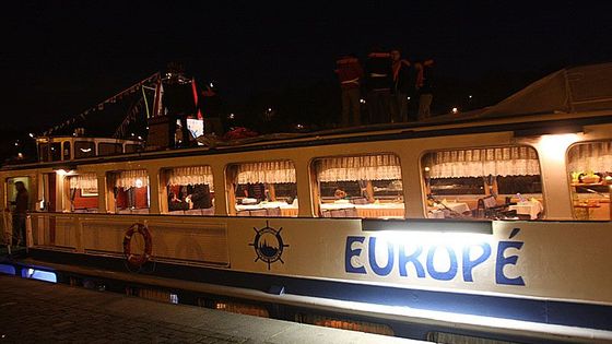 Letadlová loď na Vltavě. Bez legrace