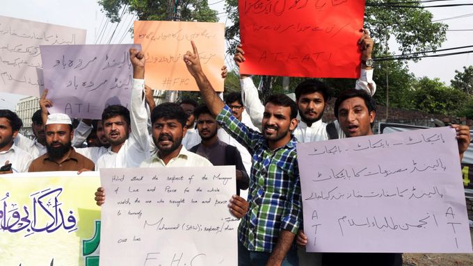 Protesty v Pákistánu proti návrhu Geerta Wilderse na soutěž karikatur proroka Mohameda.