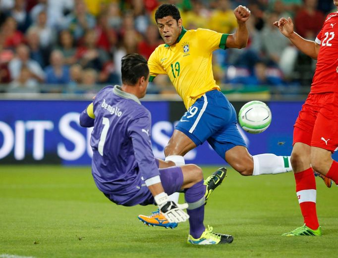 Fotbal, Švýcarsko - Brazílie:Diego Benaglio - Hulk