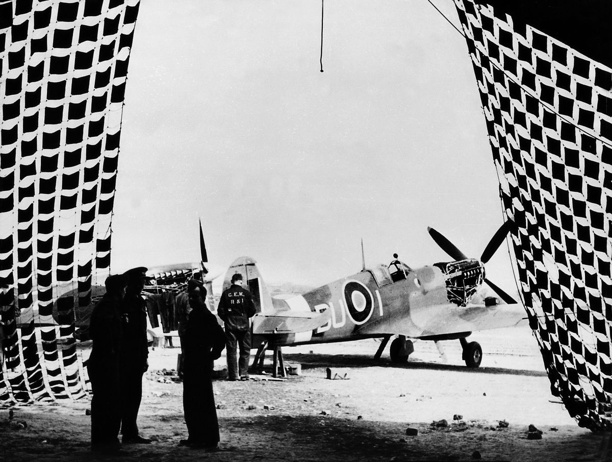 Stíhačky Spitfire v britském Appledramu připravené ke startu nad Normandii