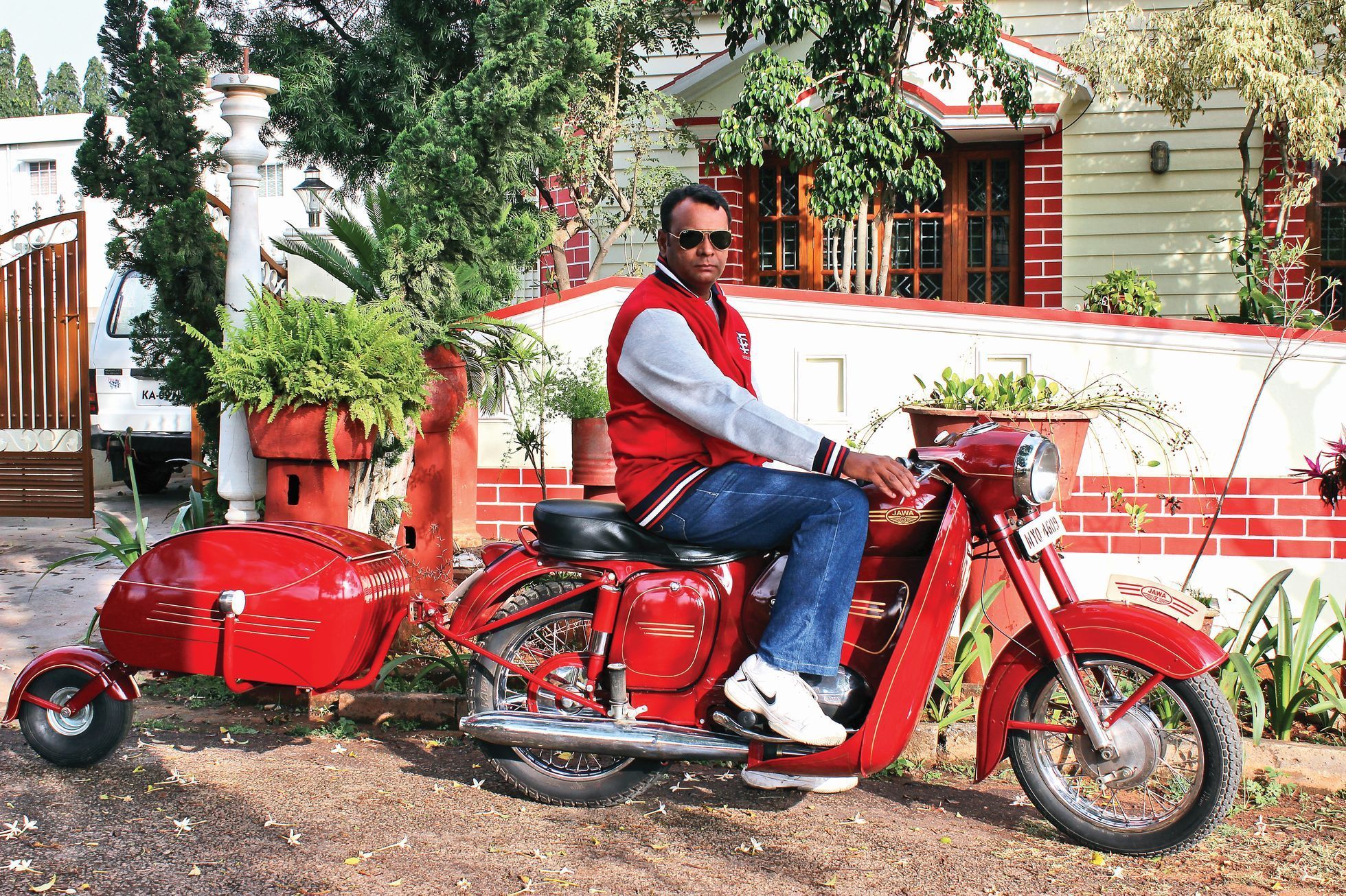 Fotografie z knihy Jawa – The Forever Bike autora Adila Jal Darukhanawaly