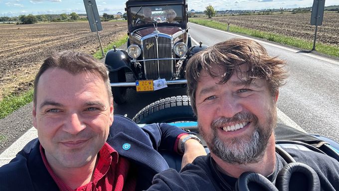 Reportáž Aktuálně.cz, na které Radek Bartoníček mluvil s šéfem Motoristů Petrem Macinkou, jeho lidmi i kritiky během veteránské jízdy po Moravě.