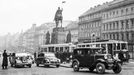 Historická fotografie zachycující provoz tramvajové linky na Václavském náměstí, která zde byla v provozu mezi lety 1884-1980.